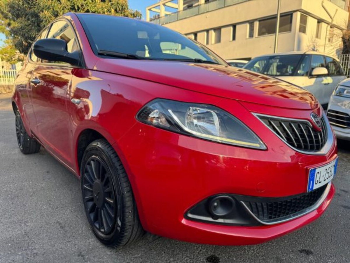 Lancia Ypsilon 1.0 FireFly 5 porte S&S Hybrid Ecochic Silver (2)