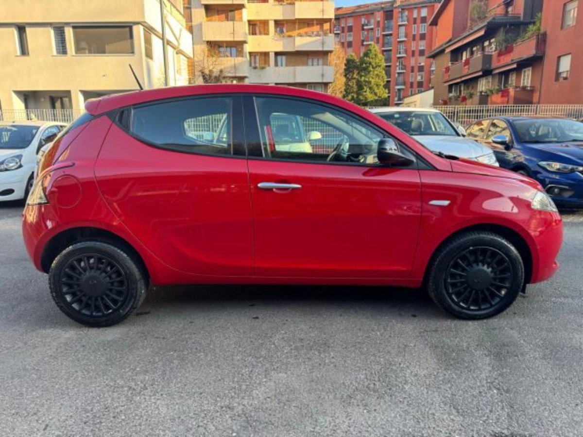 Lancia Ypsilon 1.0 FireFly 5 porte S&S Hybrid Ecochic Silver (3)