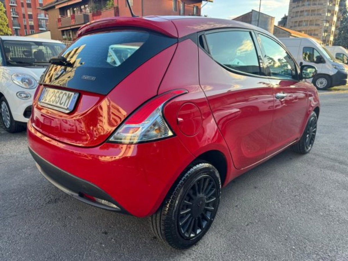 Lancia Ypsilon 1.0 FireFly 5 porte S&S Hybrid Ecochic Silver (4)