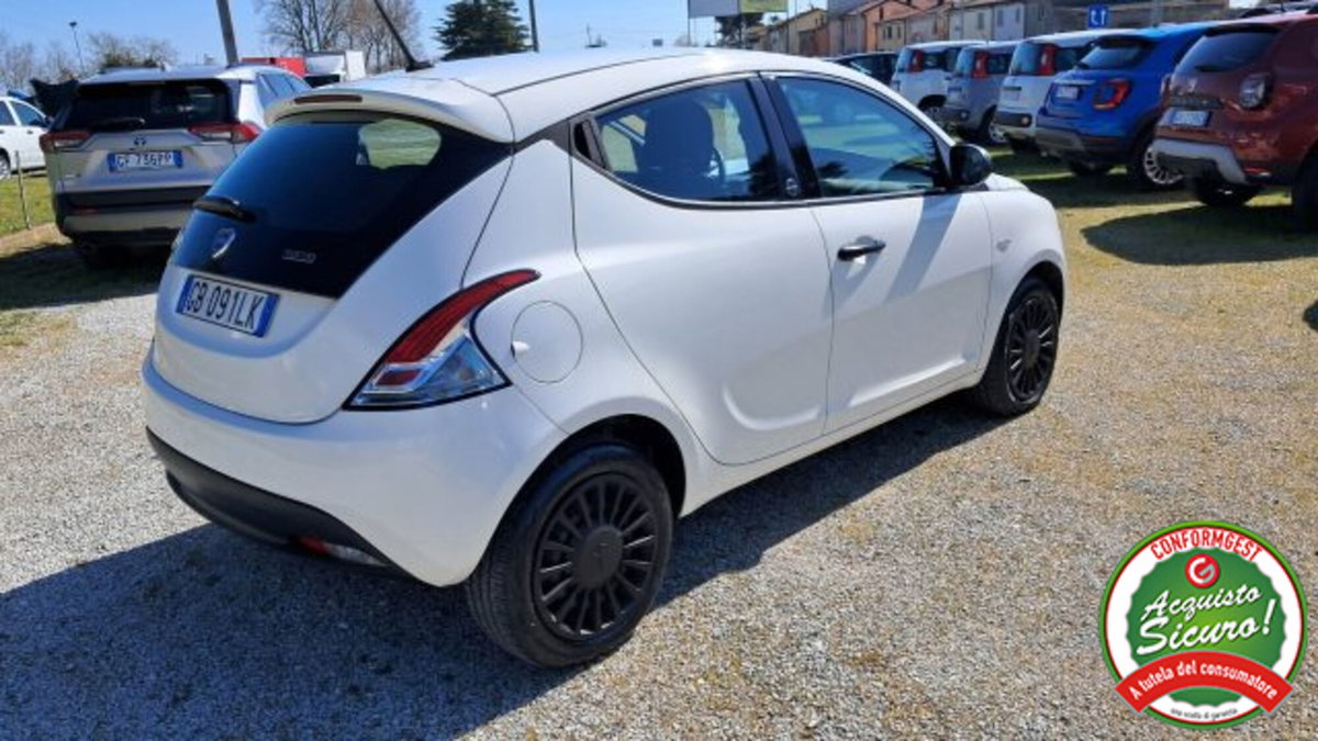 Lancia Ypsilon 1.0 FireFly 5 porte S&S Hybrid Ecochic Silver (2)