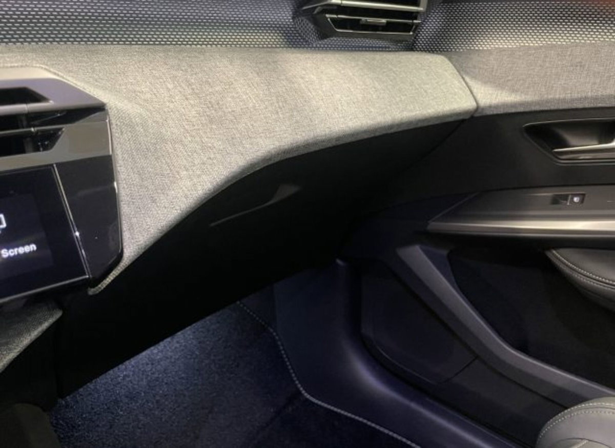 Peugeot 3008 1.2 hybrid GT 145cv e-dcs6 (14)