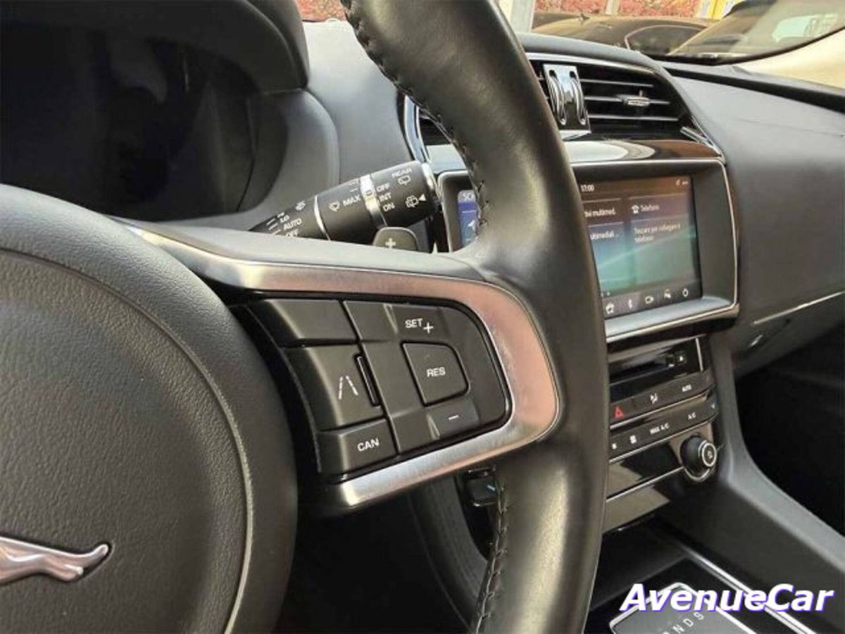 Jaguar F-Pace 2.0 D 180 CV AWD Prestige (14)