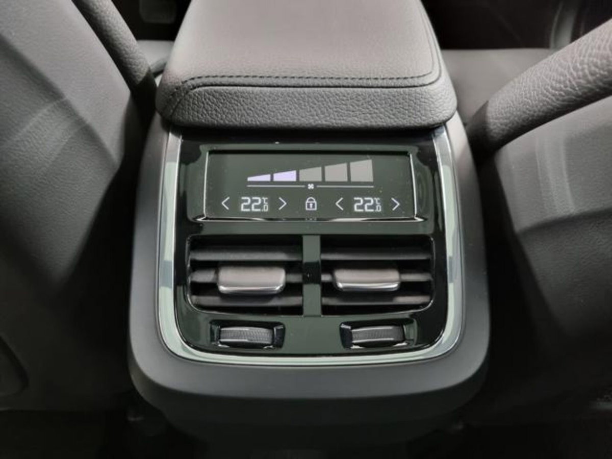 Volvo XC60 B5 (d) AWD Geartronic Momentum Pro (16)