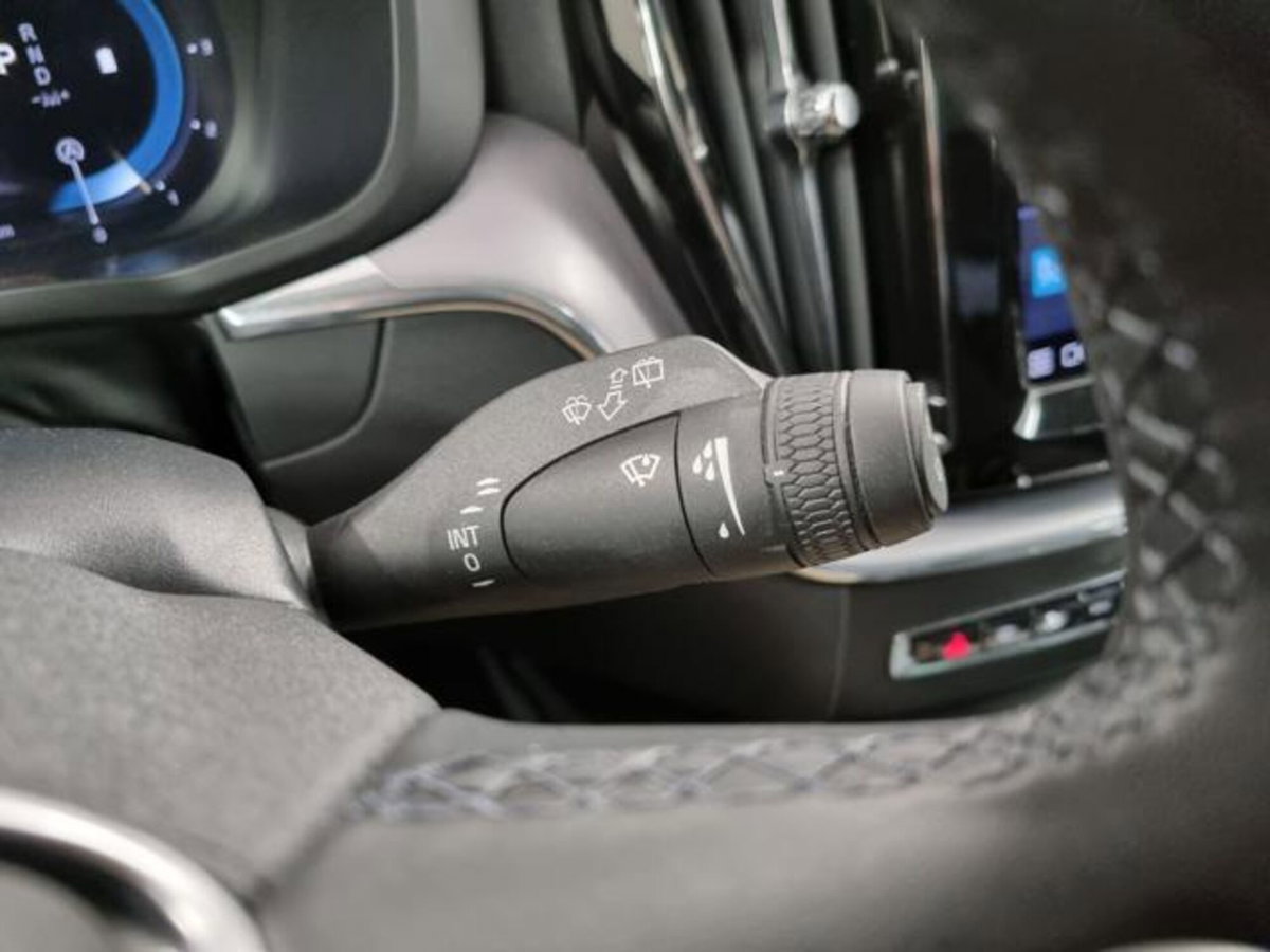 Volvo XC60 B5 (d) AWD Geartronic Momentum Pro (19)