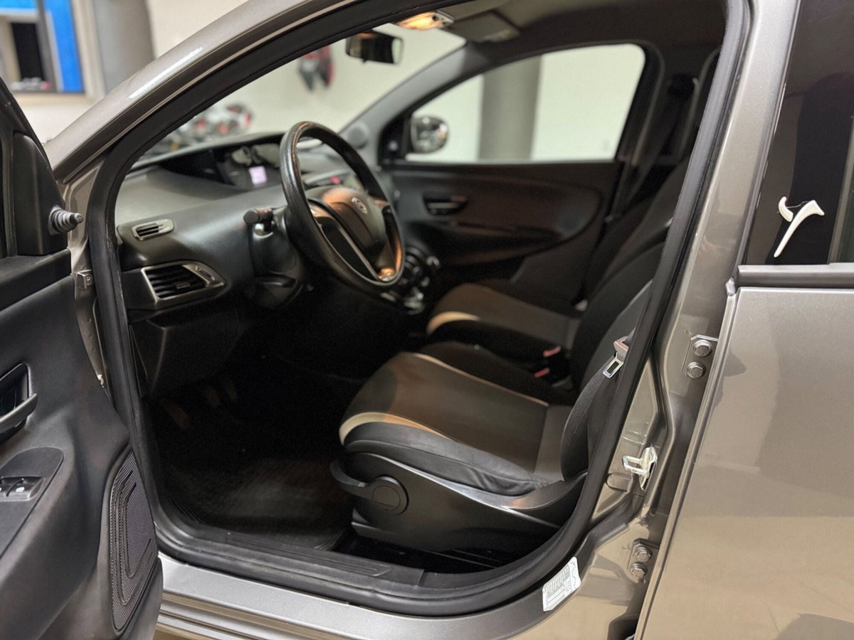 Lancia Ypsilon 1.2 69 CV 5 porte GPL Ecochic Gold (10)