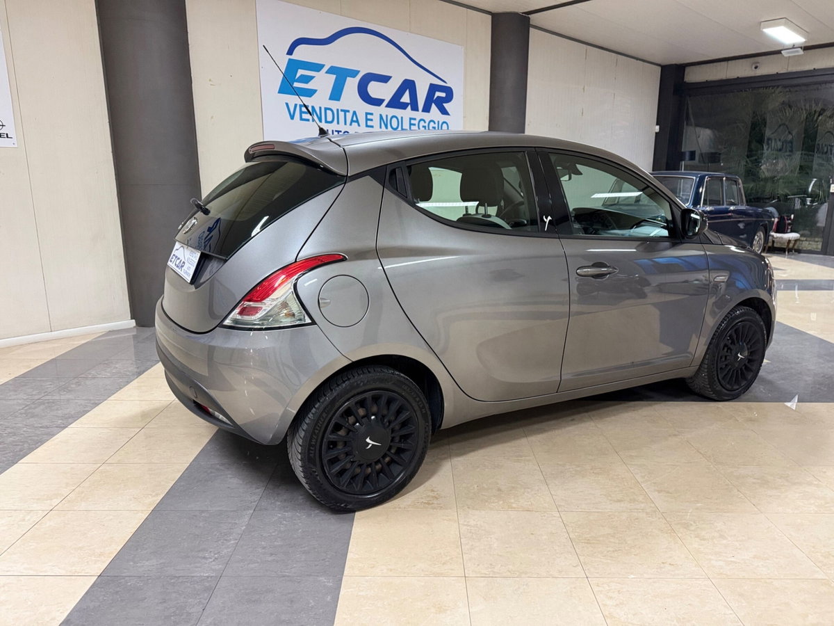 Lancia Ypsilon 1.2 69 CV 5 porte GPL Ecochic Gold (6)