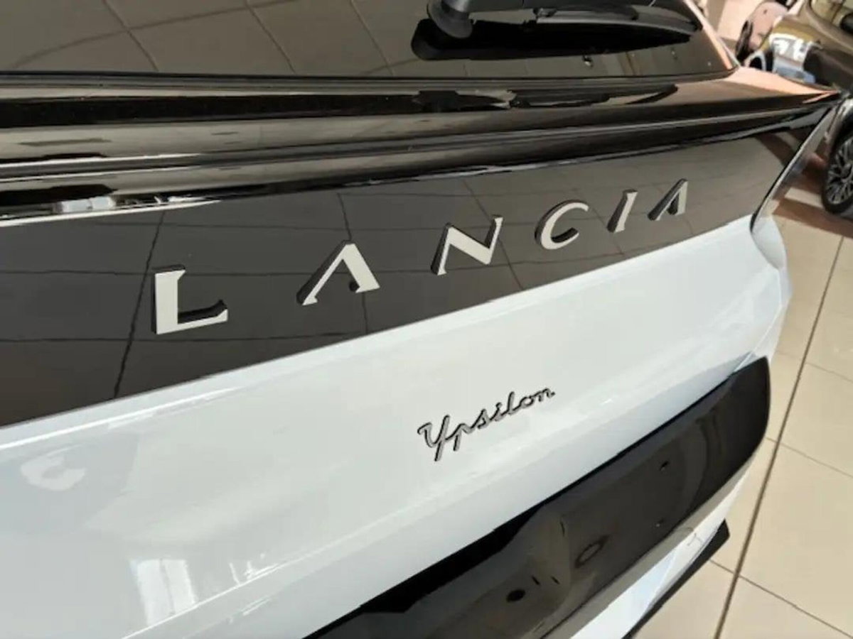 Lancia Ypsilon 1.2 mhev LX 110cv e-dct (5)