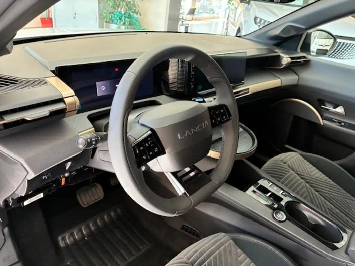 Lancia Ypsilon 1.2 mhev LX 110cv e-dct (7)