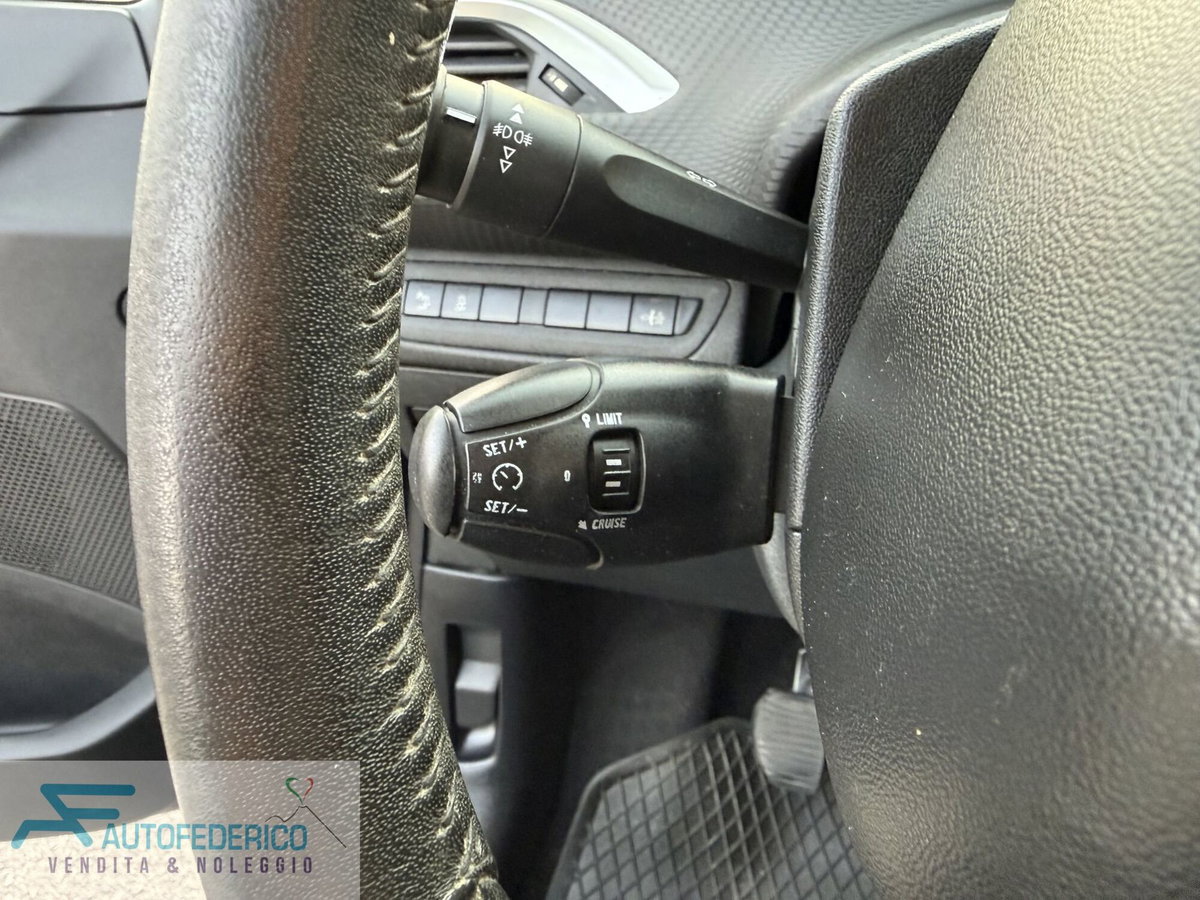Peugeot 2008 VTi 82CV Allure (11)