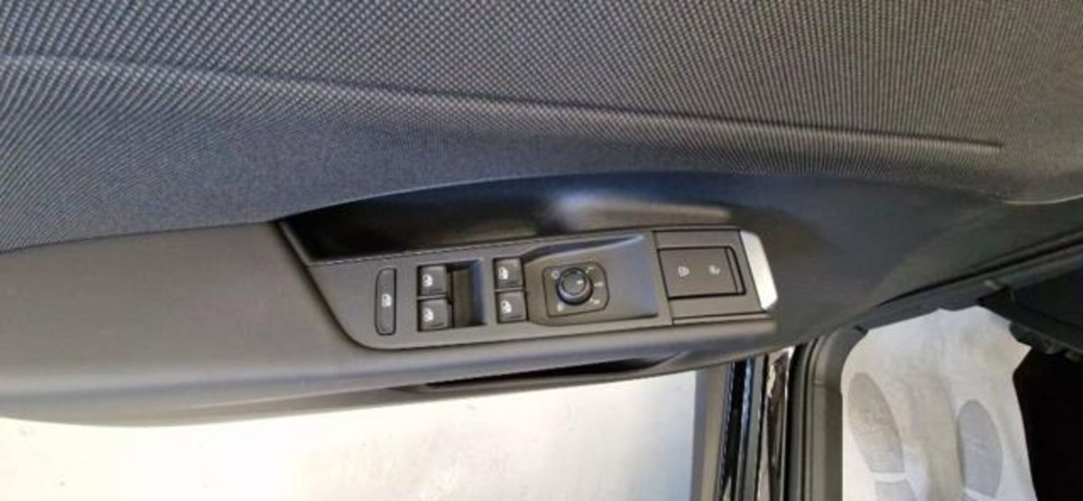Volkswagen T-Roc 1.5 etsi Life 115cv dsg (9)