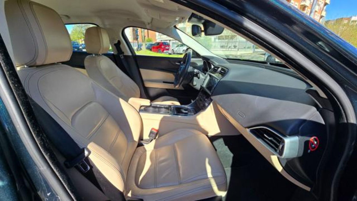 Jaguar XE 2.0 D Turbo 180 CV AWD aut. Portfolio (13)