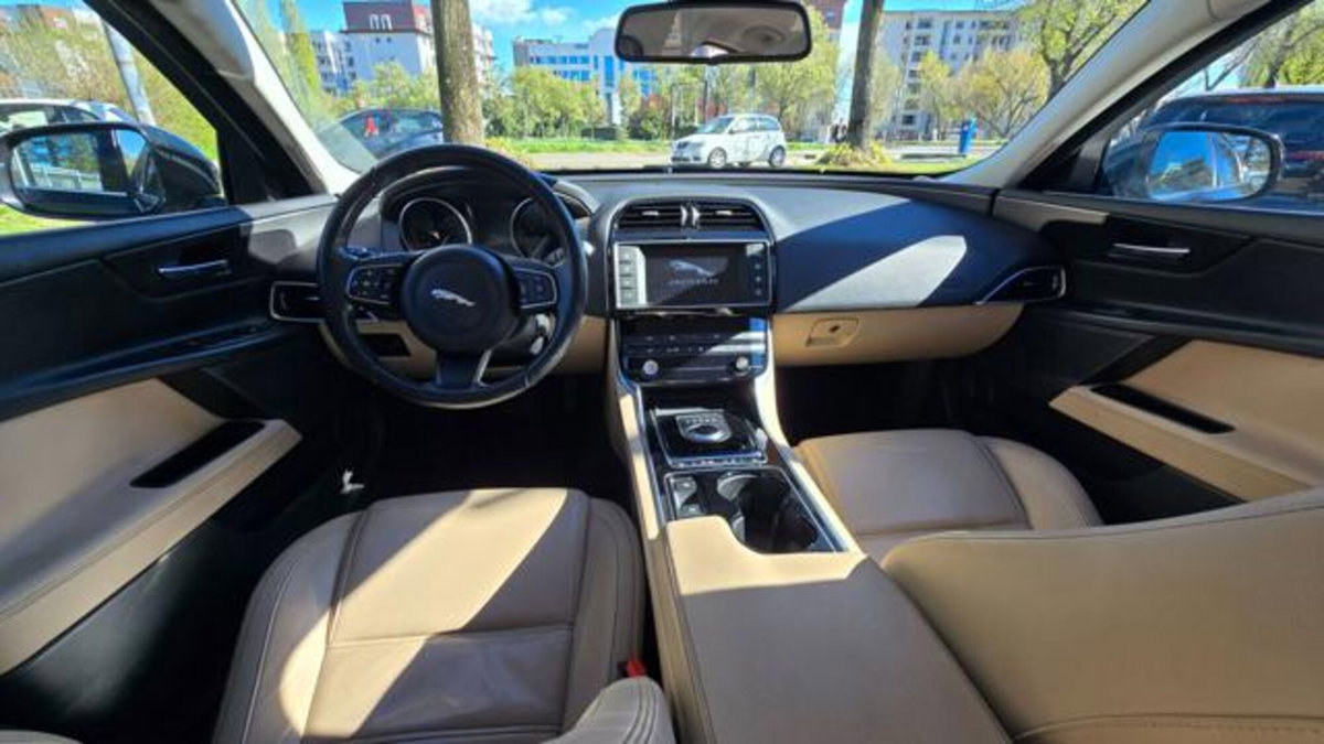 Jaguar XE 2.0 D Turbo 180 CV AWD aut. Portfolio (17)