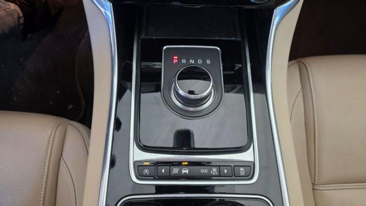 Jaguar XE 2.0 D Turbo 180 CV AWD aut. Portfolio (19)