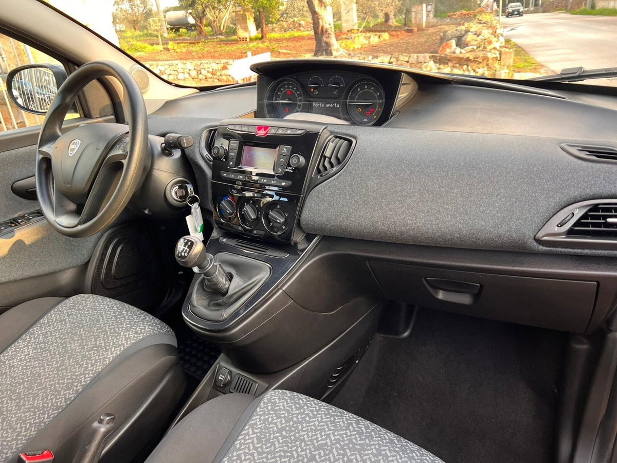 Lancia Ypsilon 1.0 FireFly 5 porte S&S Hybrid Silver Plus (10)