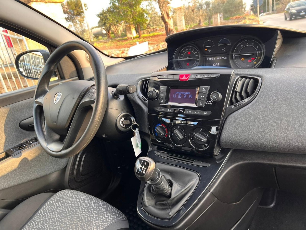 Lancia Ypsilon 1.0 FireFly 5 porte S&S Hybrid Silver Plus (11)