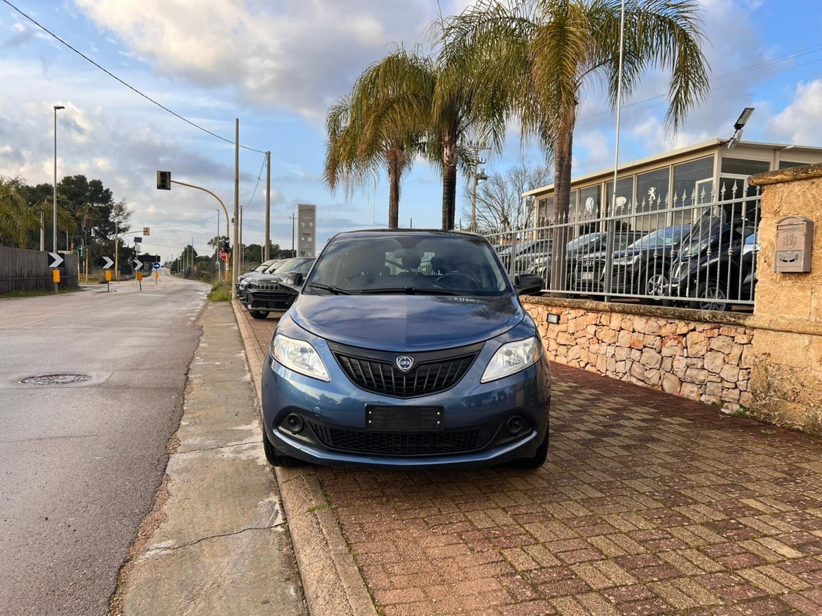 Lancia Ypsilon 1.0 FireFly 5 porte S&S Hybrid Silver Plus (2)