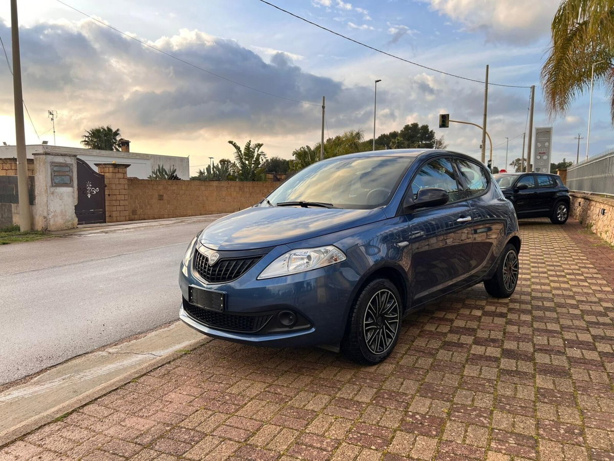 Lancia Ypsilon 1.0 FireFly 5 porte S&S Hybrid Silver Plus (3)