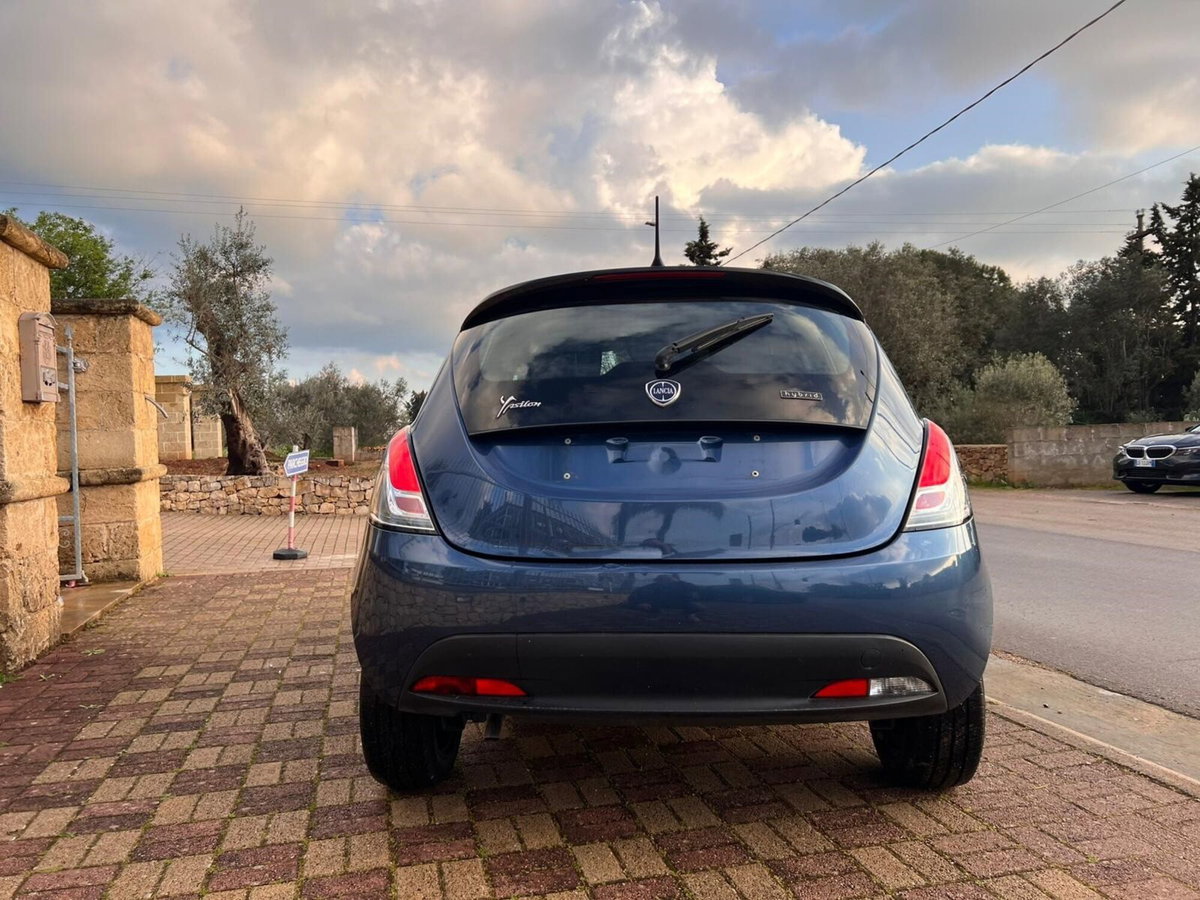 Lancia Ypsilon 1.0 FireFly 5 porte S&S Hybrid Silver Plus (4)