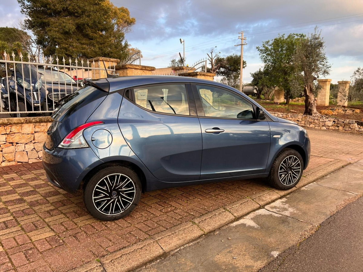 Lancia Ypsilon 1.0 FireFly 5 porte S&S Hybrid Silver Plus (5)