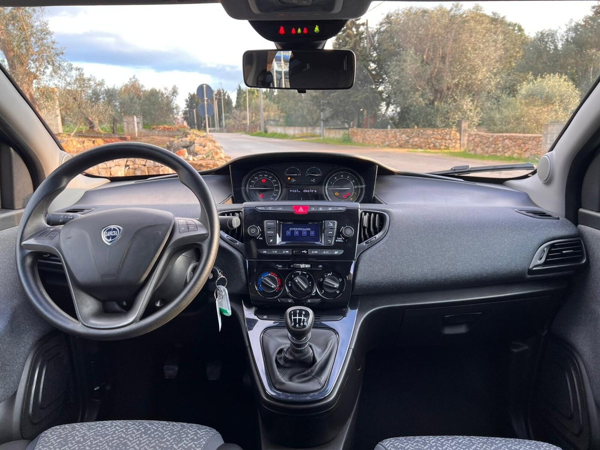 Lancia Ypsilon 1.0 FireFly 5 porte S&S Hybrid Silver Plus (8)
