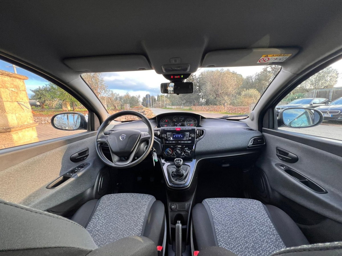Lancia Ypsilon 1.0 FireFly 5 porte S&S Hybrid Silver Plus (9)