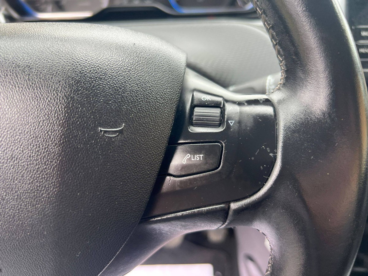 Peugeot 2008 120 S&S Black Matt (10)