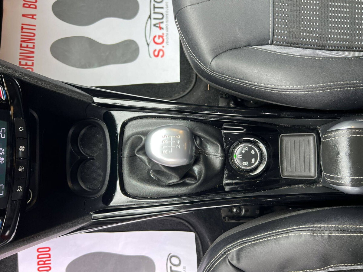 Peugeot 2008 120 S&S Black Matt (13)