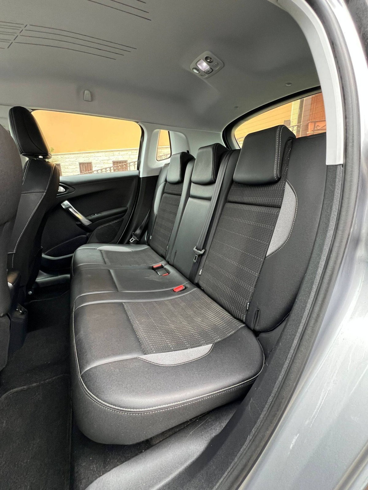 Peugeot 2008 120 S&S Black Matt (19)