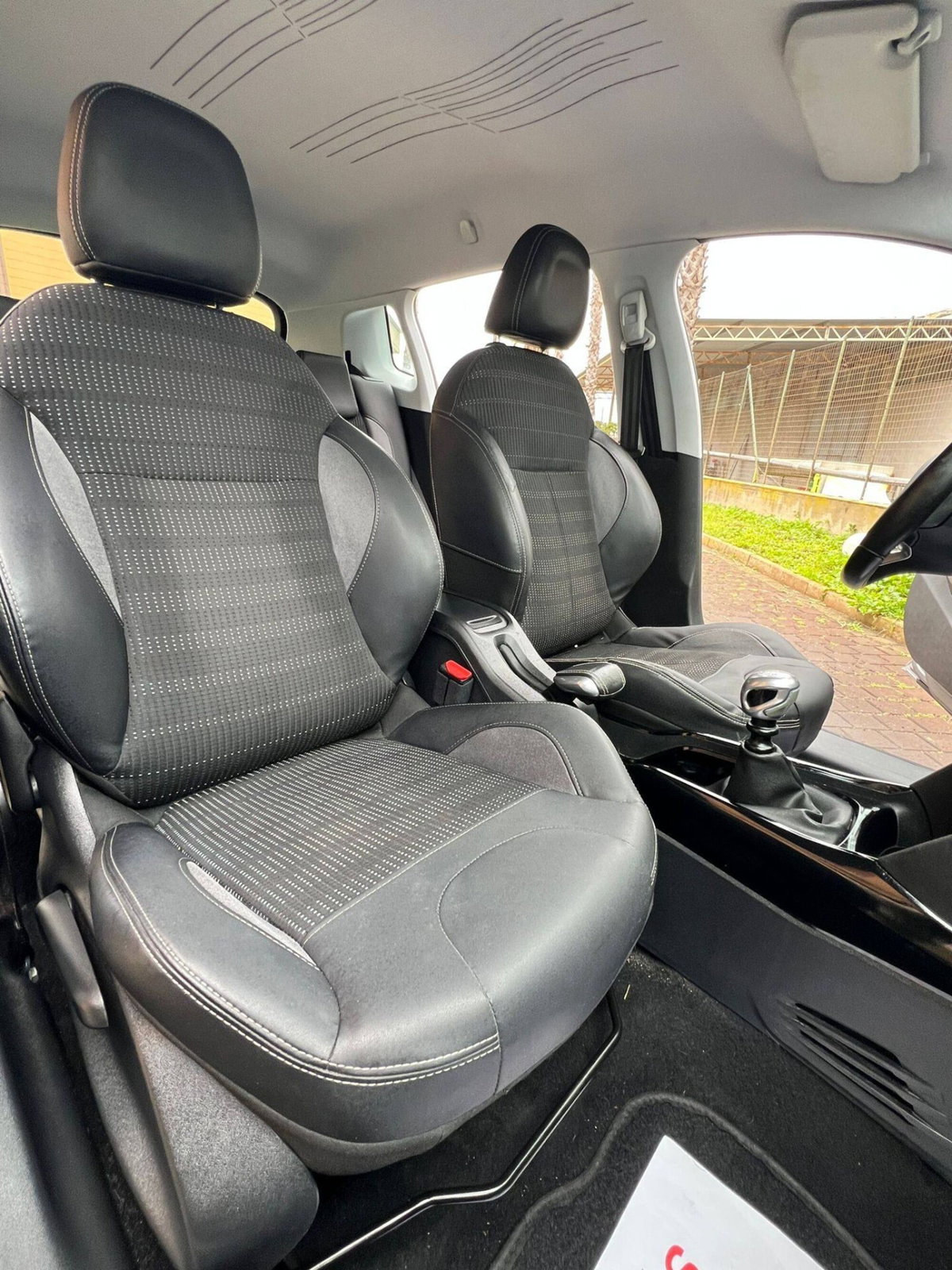 Peugeot 2008 120 S&S Black Matt (20)