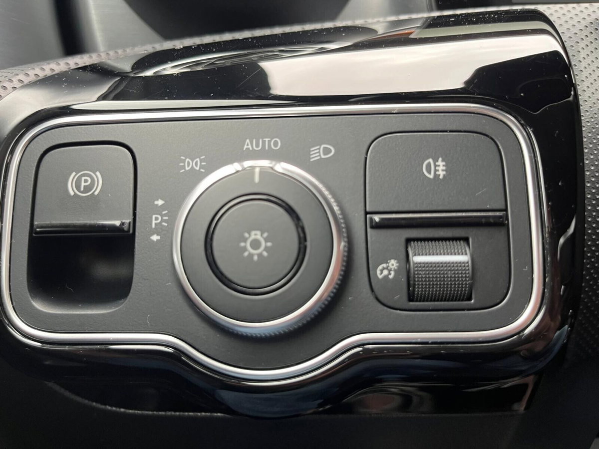 Mercedes-Benz Classe A 180 d Premium (19)