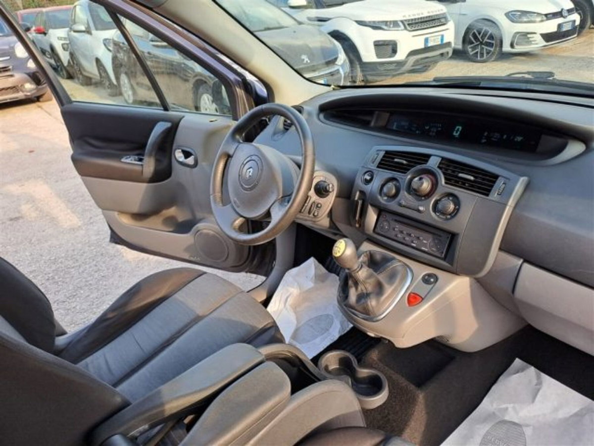 Renault Grand Scénic 1.9 dCi/130CV Confort Auth. (14)