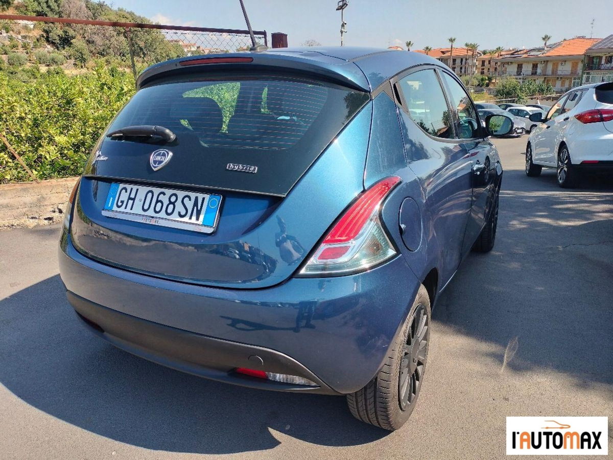 Lancia Ypsilon 1.0 FireFly 5 porte S&S Hybrid Ecochic Silver (4)