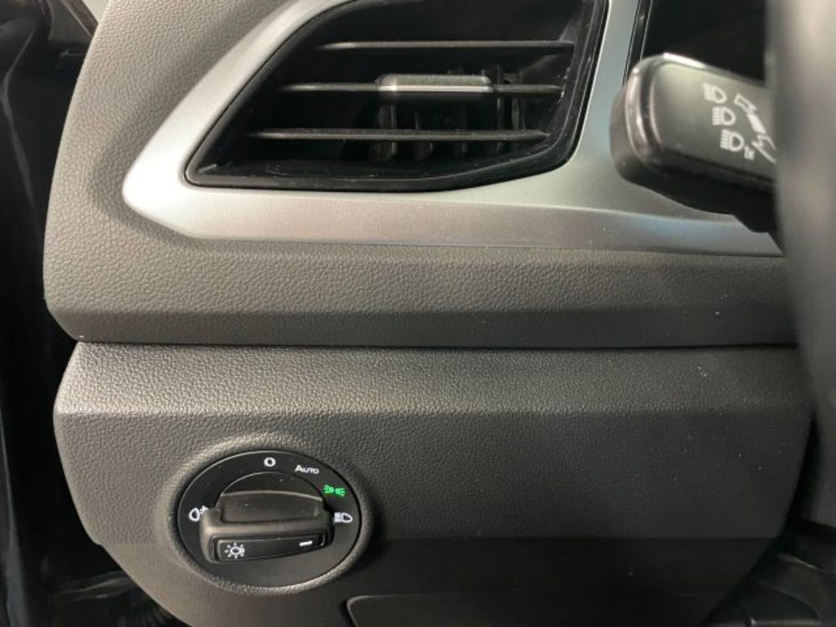 Volkswagen T-Roc 1.5 tsi Life dsg (17)