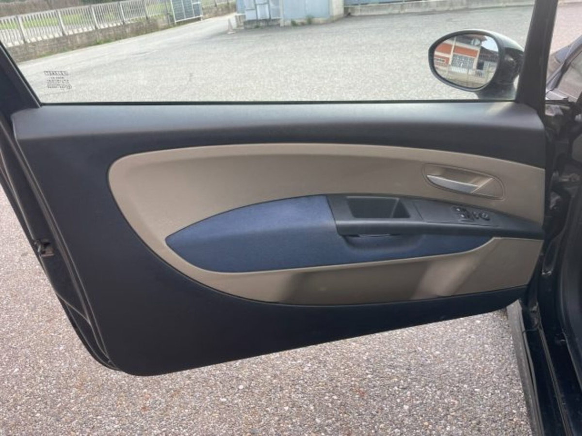 Fiat Grande Punto 1.3 MJT 90 CV 3 porte Emotion (11)