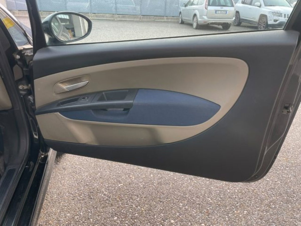 Fiat Grande Punto 1.3 MJT 90 CV 3 porte Emotion (12)
