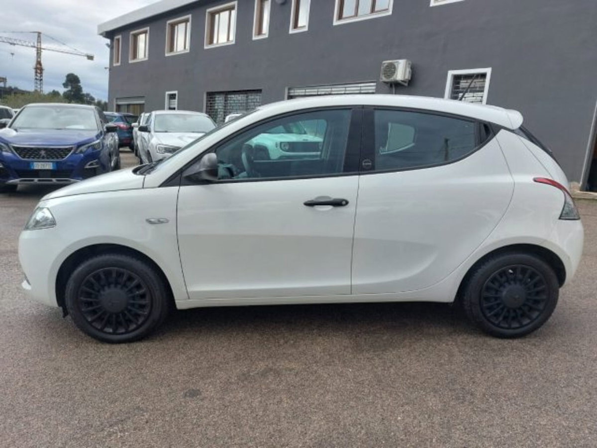 Lancia Ypsilon 1.0 FireFly 5 porte S&S Hybrid Ecochic Silver