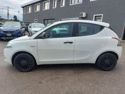 Lancia Ypsilon 1.0 FireFly 5 porte S&S Hybrid Ecochic Silver usata