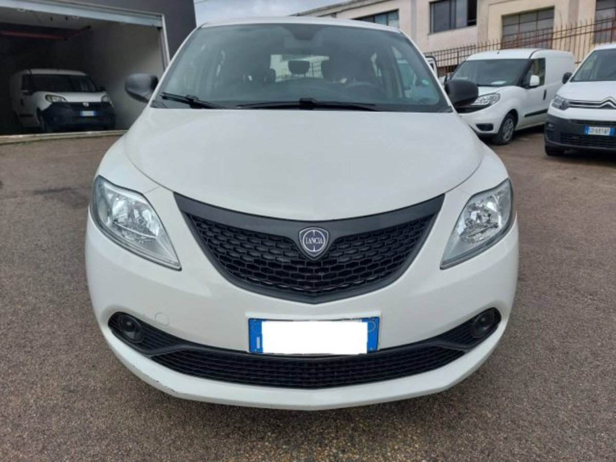 Lancia Ypsilon 1.0 FireFly 5 porte S&S Hybrid Ecochic Silver (2)