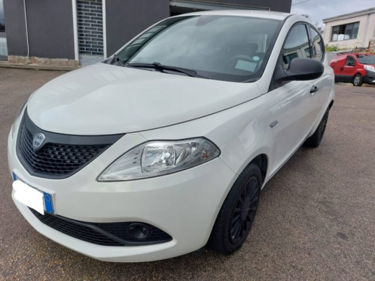 Lancia Ypsilon 1.0 FireFly 5 porte S&S Hybrid Ecochic Silver (3)