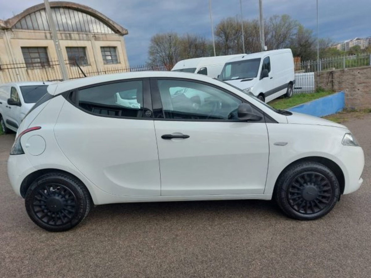 Lancia Ypsilon 1.0 FireFly 5 porte S&S Hybrid Ecochic Silver (4)
