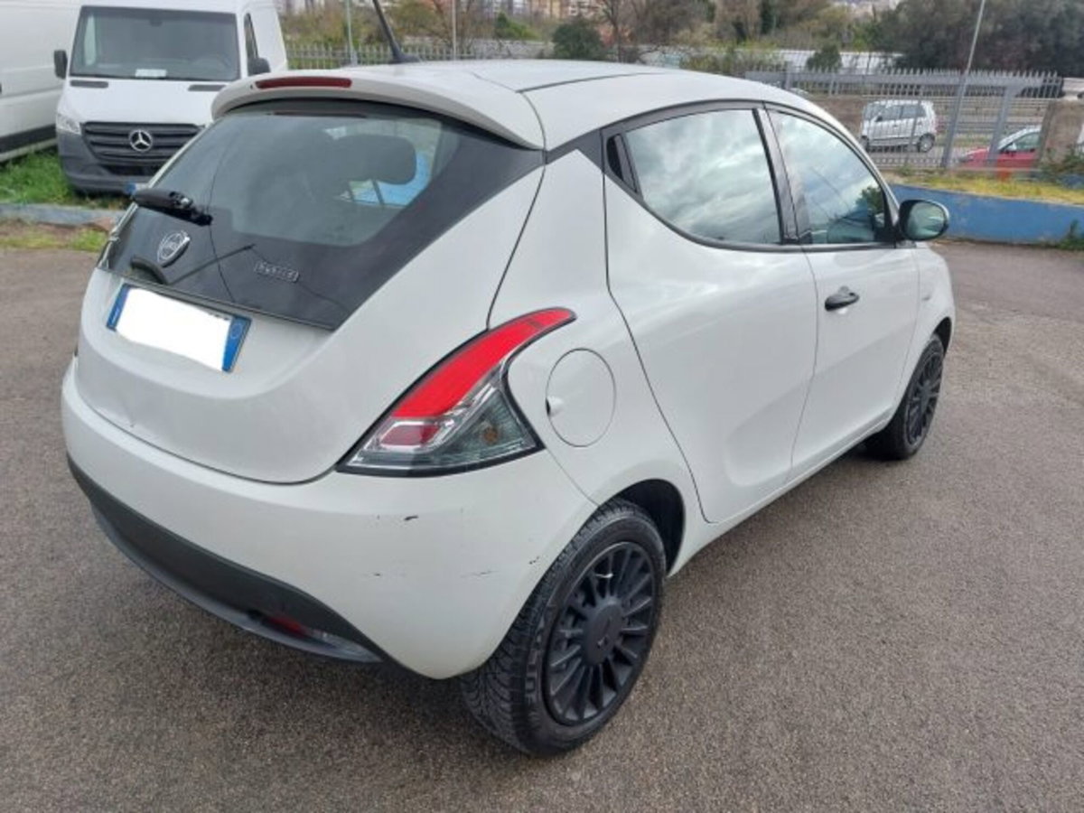 Lancia Ypsilon 1.0 FireFly 5 porte S&S Hybrid Ecochic Silver (5)
