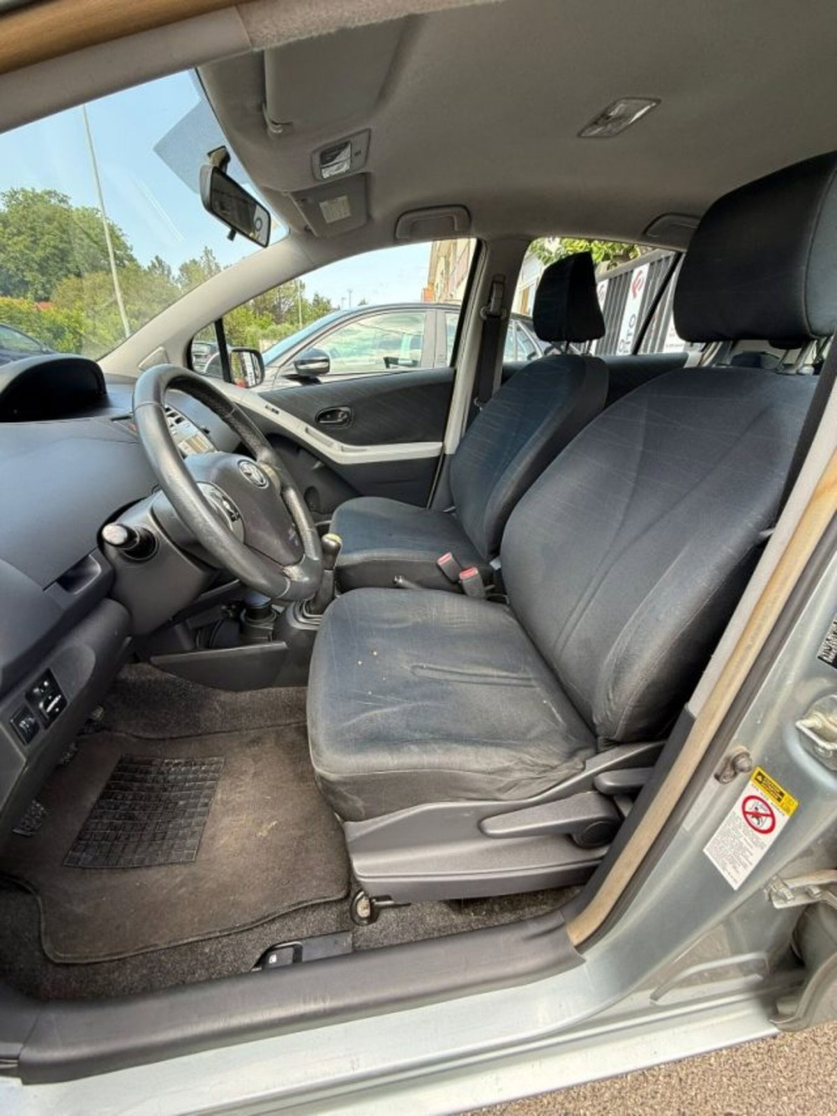 Toyota Yaris 1.0 5 porte Sol (9)