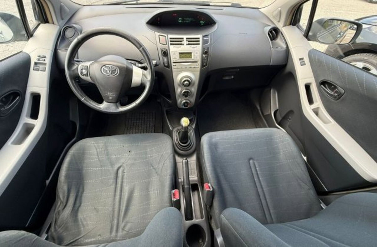 Toyota Yaris 1.0 5 porte Sol (10)