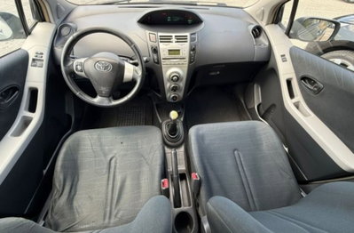 Toyota Yaris 1.0 5 porte Sol (10)