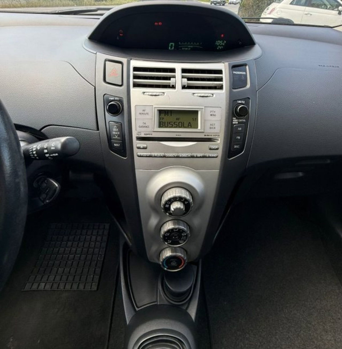 Toyota Yaris 1.0 5 porte Sol (11)
