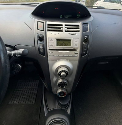 Toyota Yaris 1.0 5 porte Sol (11)