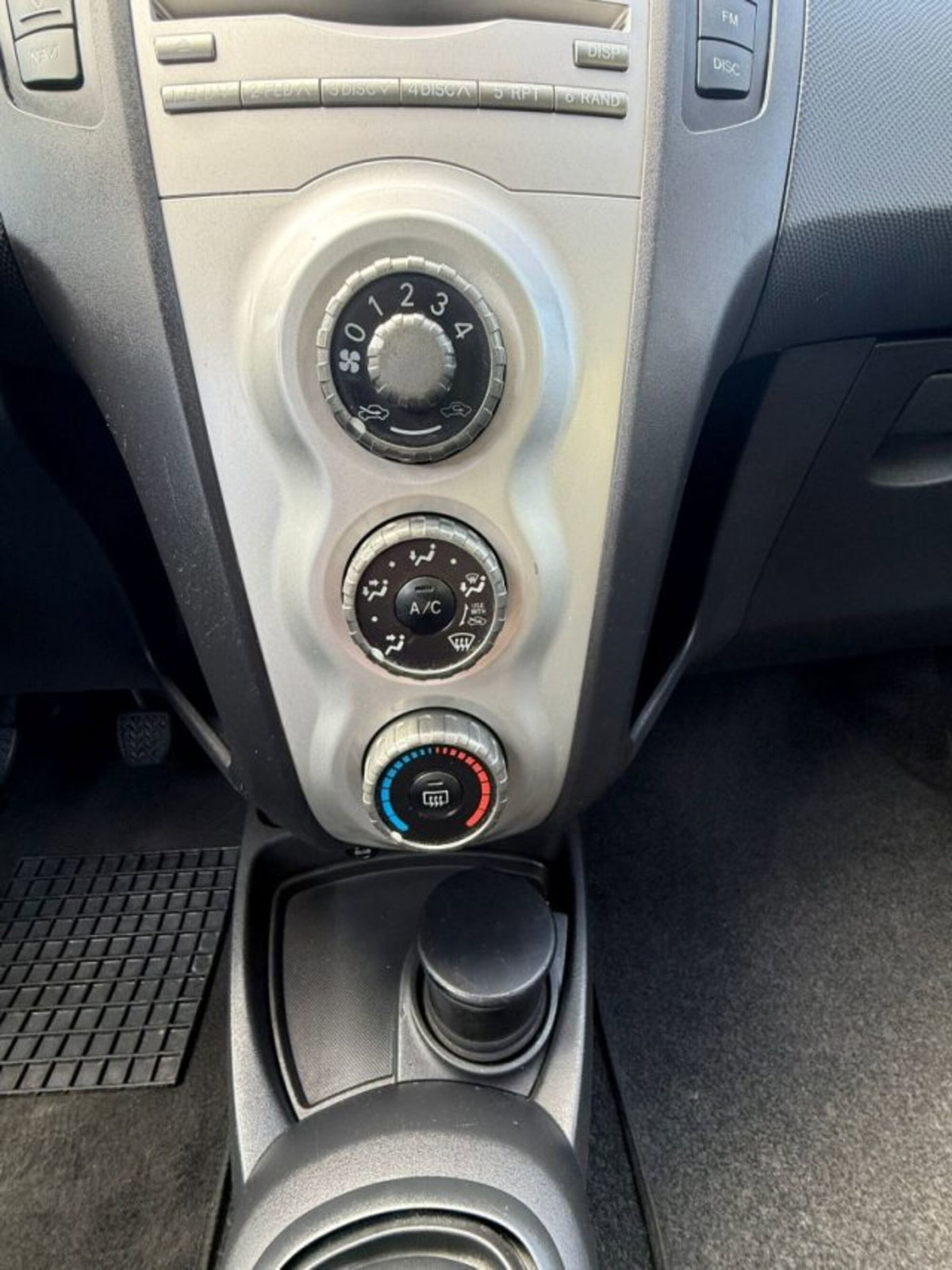 Toyota Yaris 1.0 5 porte Sol (12)