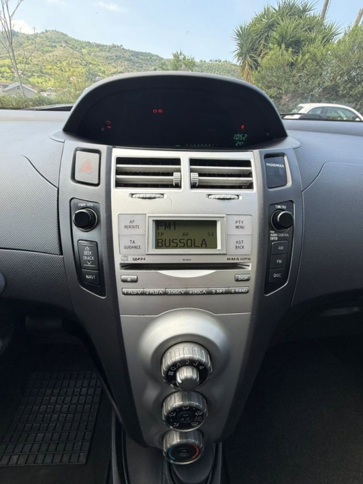 Toyota Yaris 1.0 5 porte Sol (13)