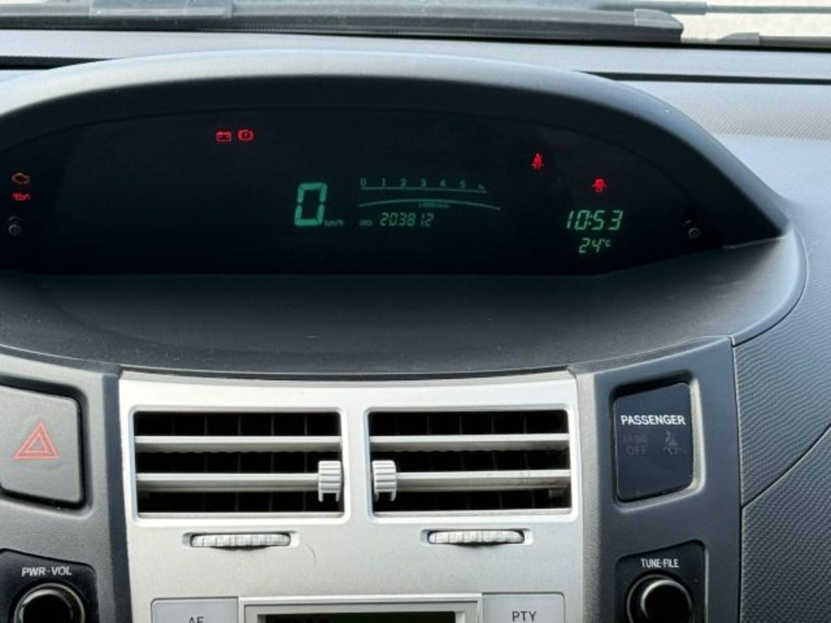 Toyota Yaris 1.0 5 porte Sol (14)