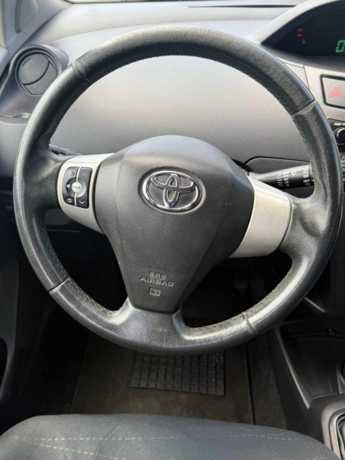 Toyota Yaris 1.0 5 porte Sol (15)